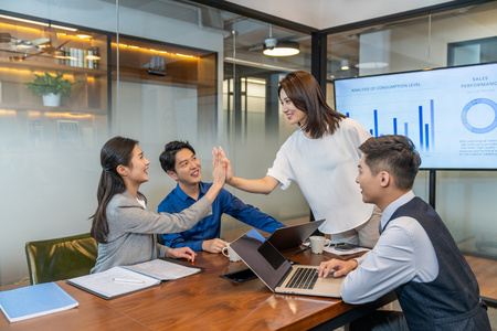 厦门婚外情调查侦探：因为对方出轨离婚财产如何分割赔偿？