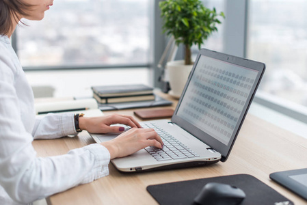 厦门市私家侦探电话：无界限的爱，为何成了两代人的枷锁？